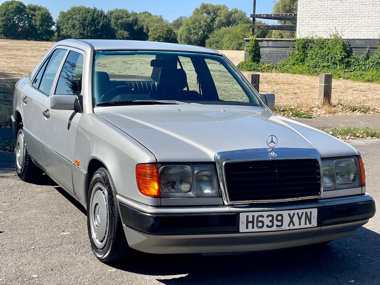 1990 Mercedes-Benz 200 2.0 E 4dr, exterior view 2