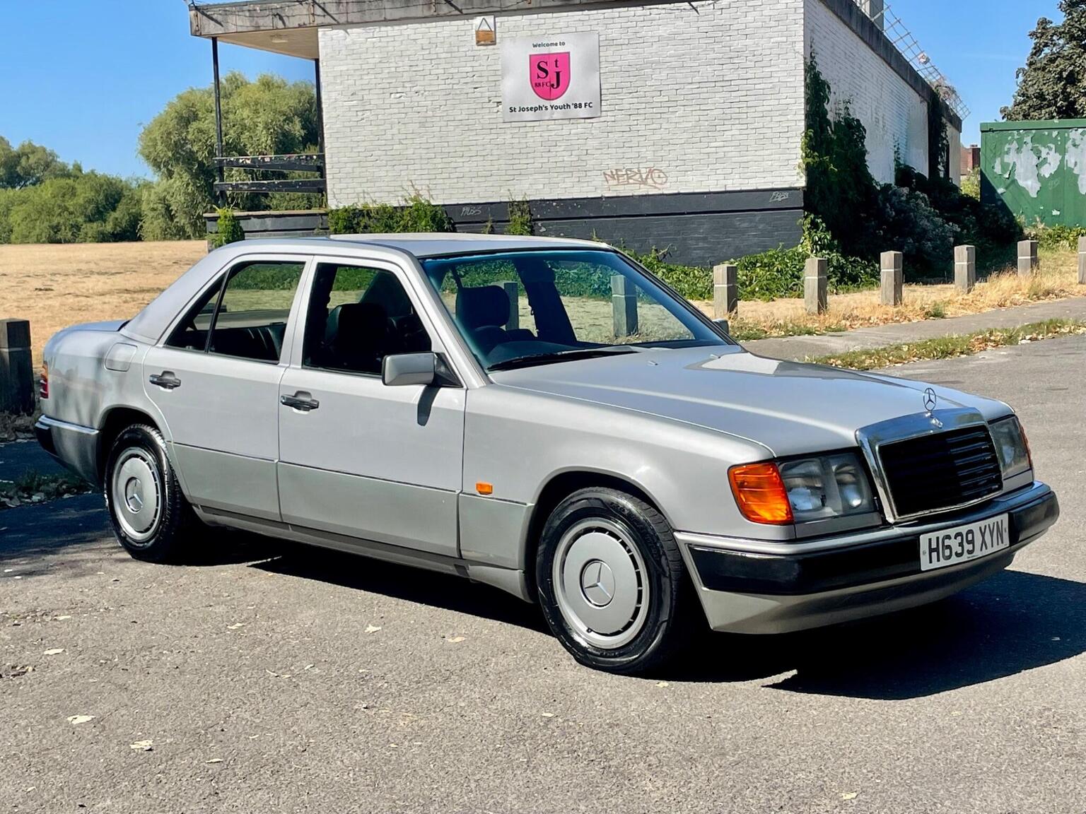 1990 Mercedes-Benz 200 2.0 E 4dr, exterior view 3