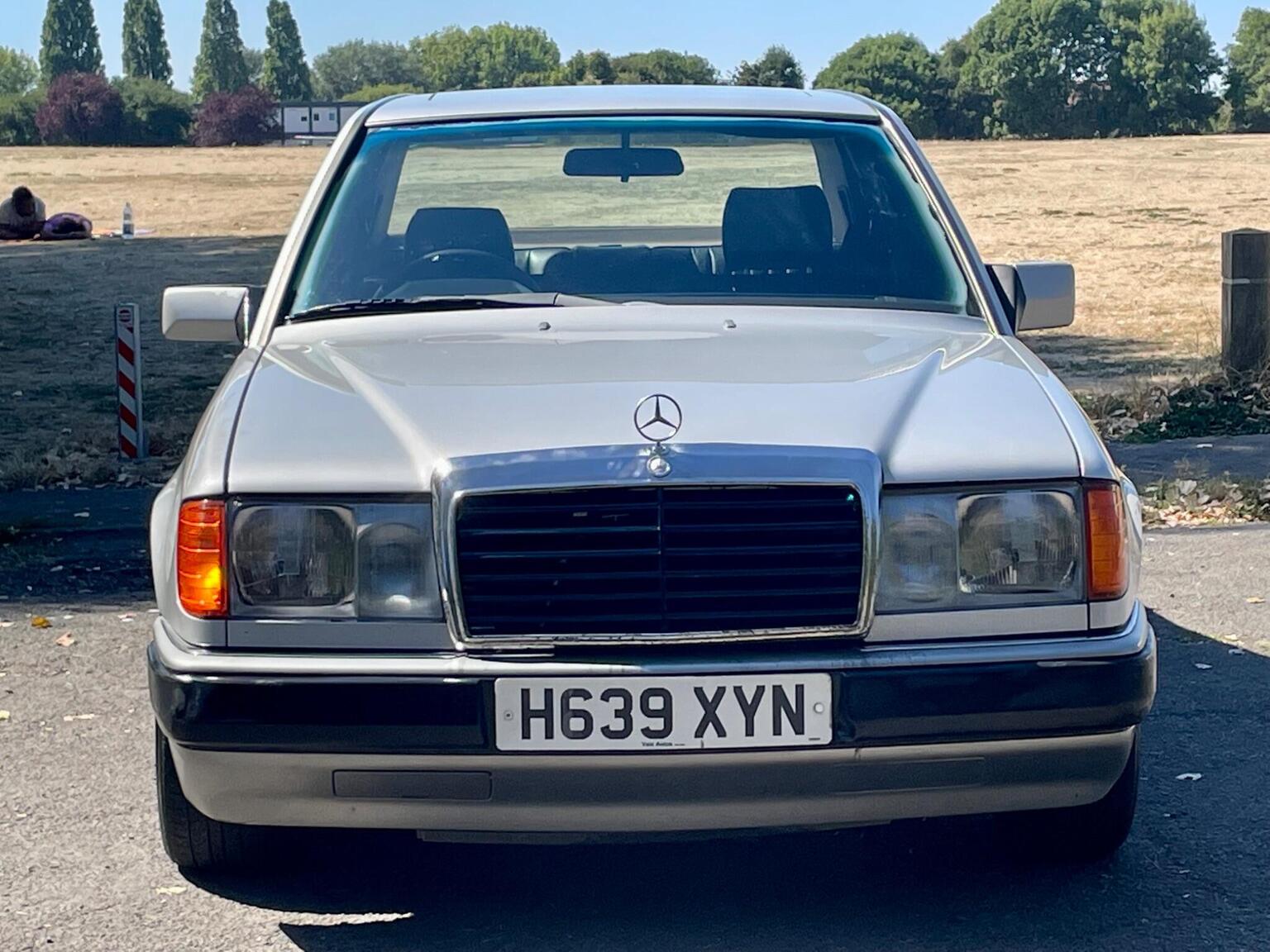 1990 Mercedes-Benz 200 2.0 E 4dr, exterior view 4