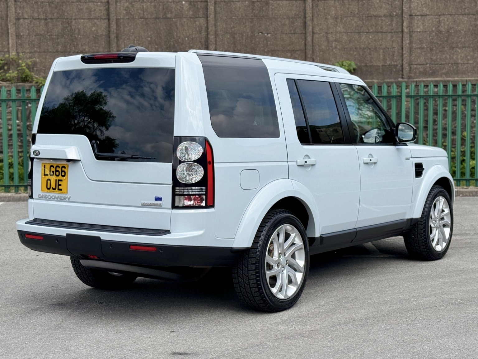 2016 Land Rover DISCOVERY 4 3.0 SD V6 Landmark, exterior view 4
