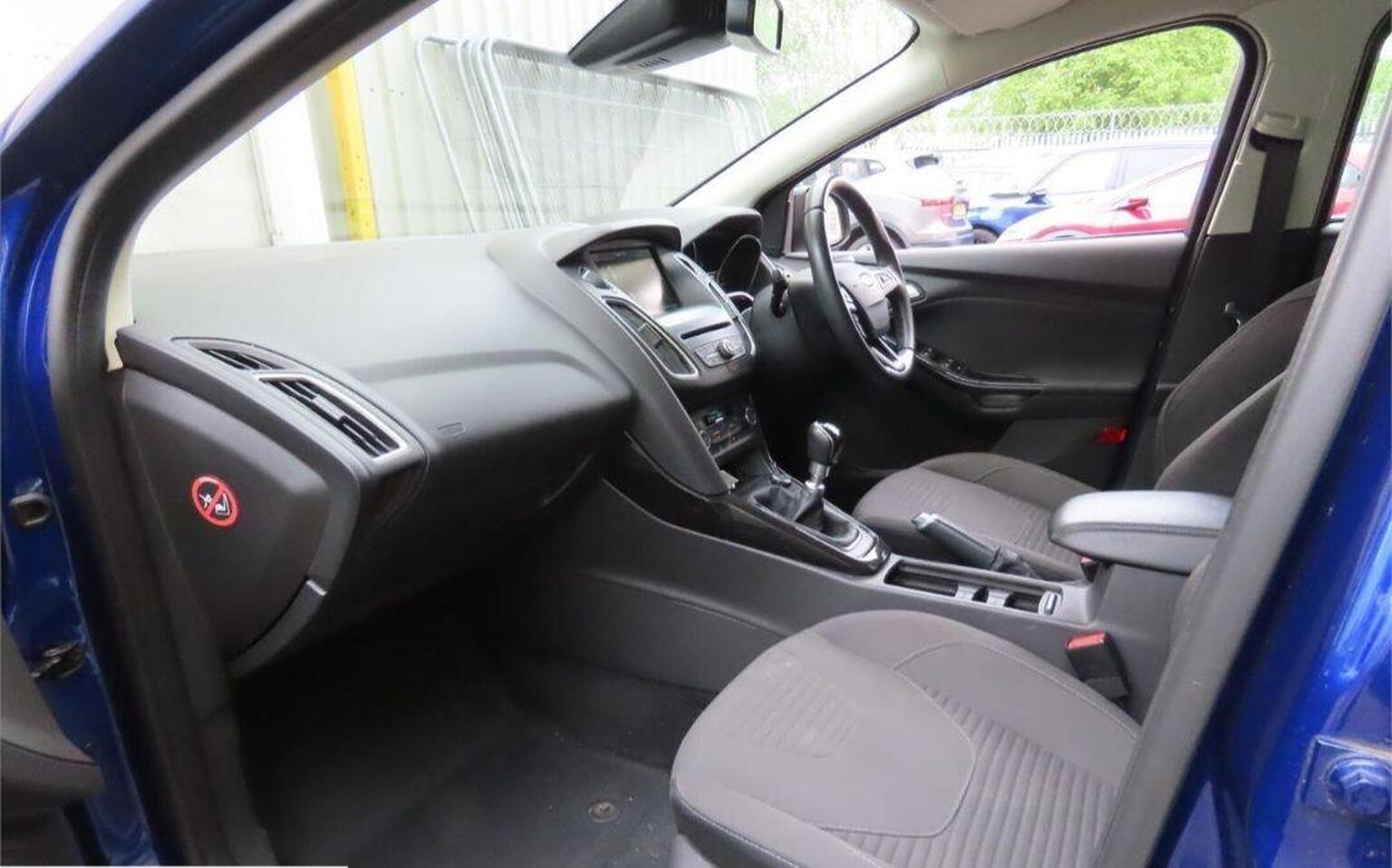 2016 Ford FOCUS 1.0T EcoBoost Titanium Euro 6 (s/s) 5dr, exterior view 2
