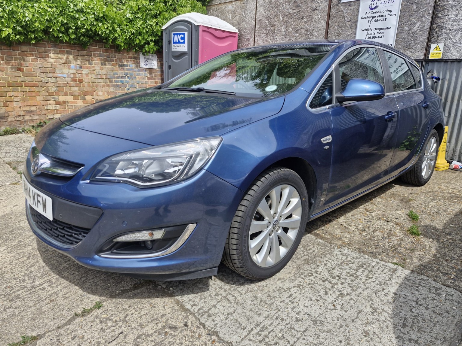 2014 Vauxhall ASTRA 1.6 16v Elite for sale, exterior front view