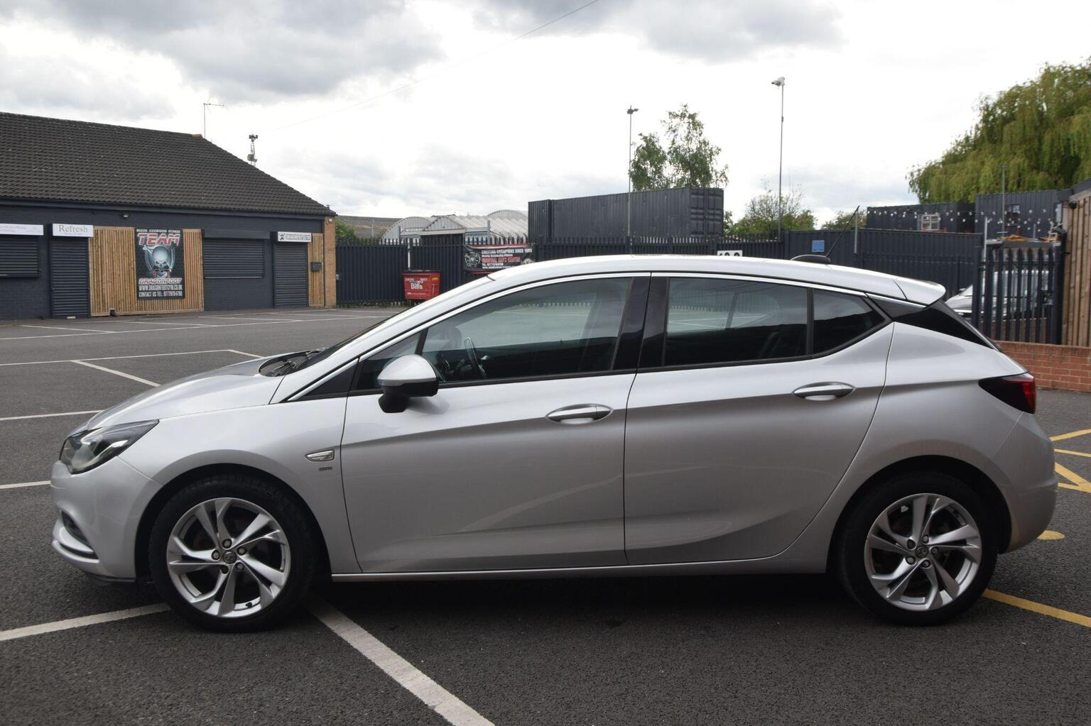 2017 Vauxhall ASTRA 1.4i Turbo SRi Euro 6 5dr, exterior view 4