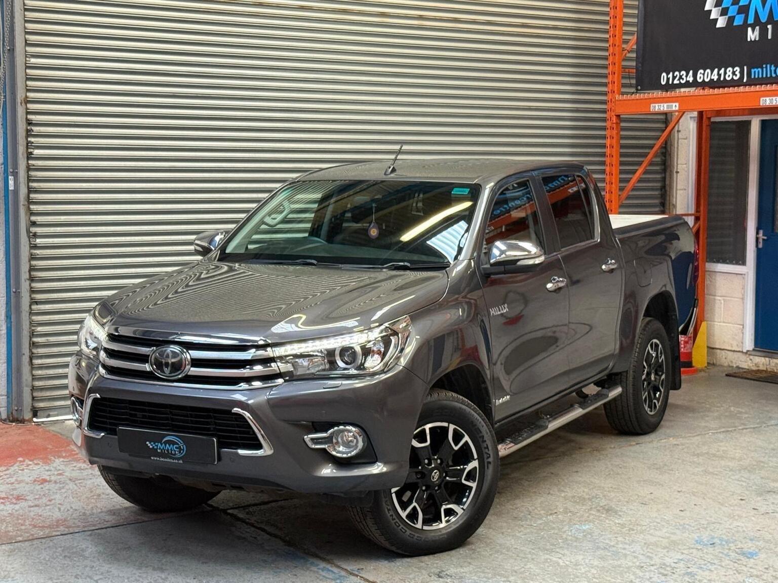 2016 Toyota HILUX 2.4 D-4D Invincible X Auto 4WD Euro 6 4dr (TSS), exterior view 2