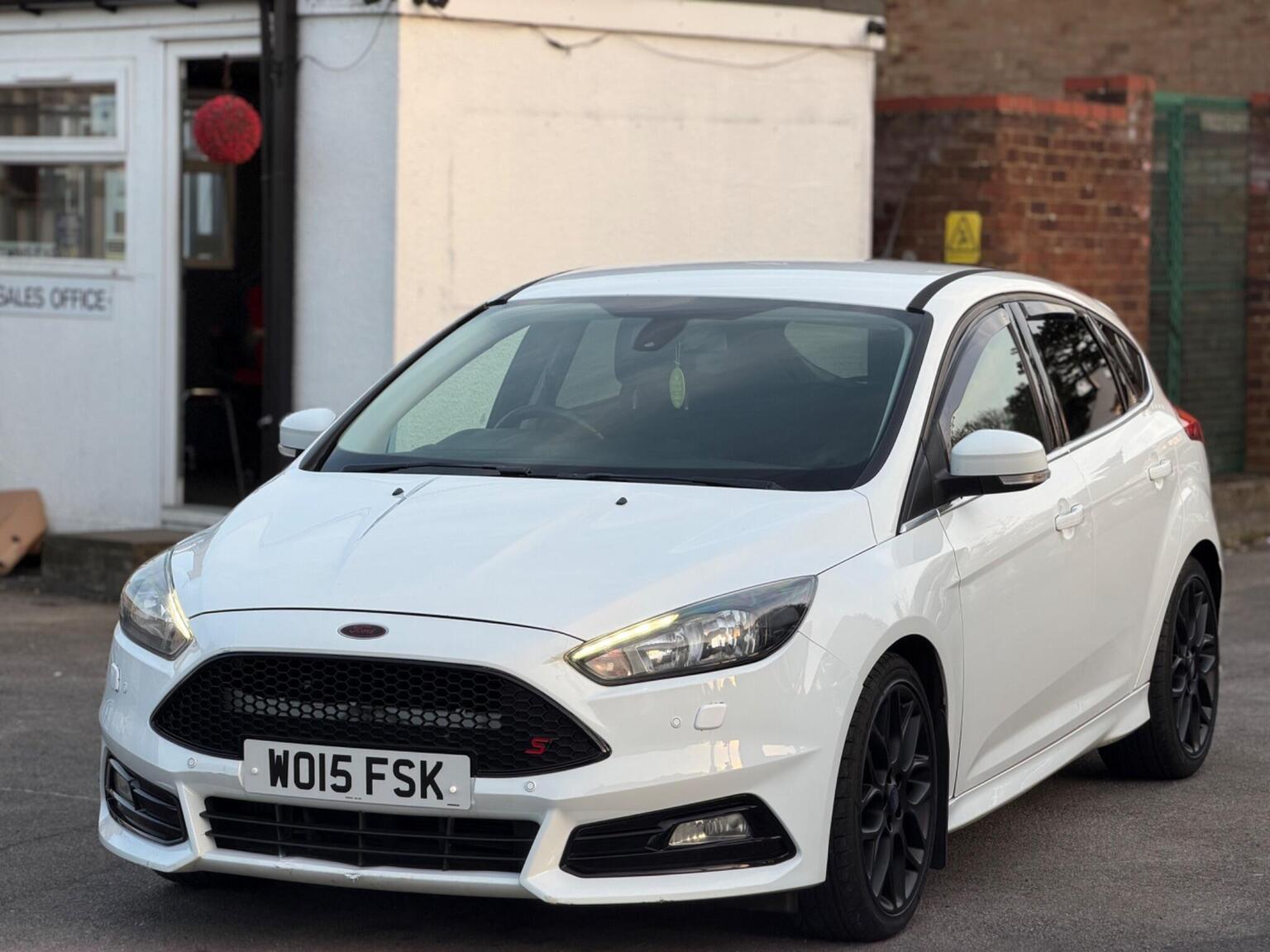 2015 Ford FOCUS 1.6 TDCi Zetec S Euro 5 (s/s) 5dr, exterior view 3