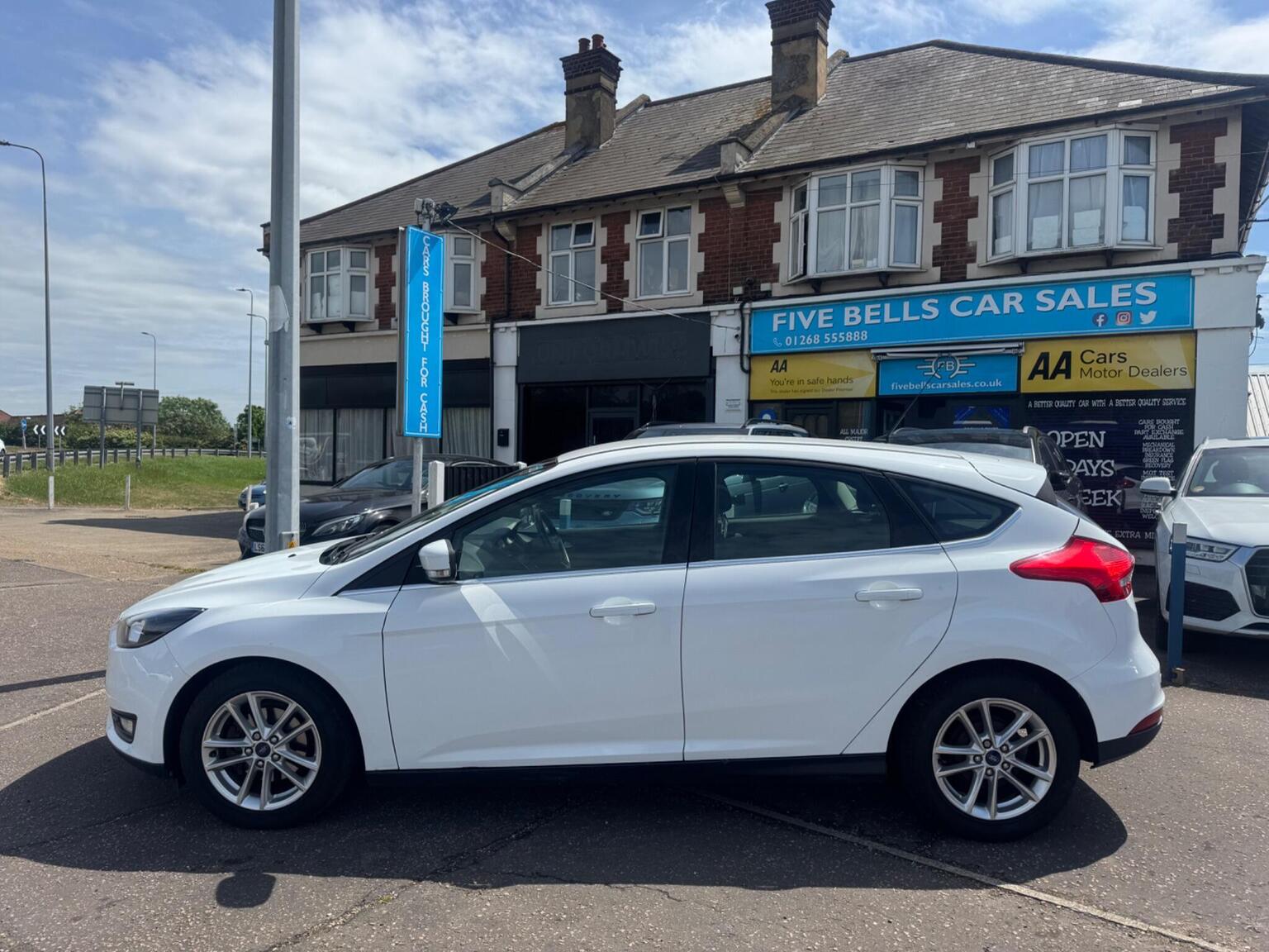 2015 Ford FOCUS 1.5 TDCi Zetec Euro 6 (s/s) 5dr, exterior view 2