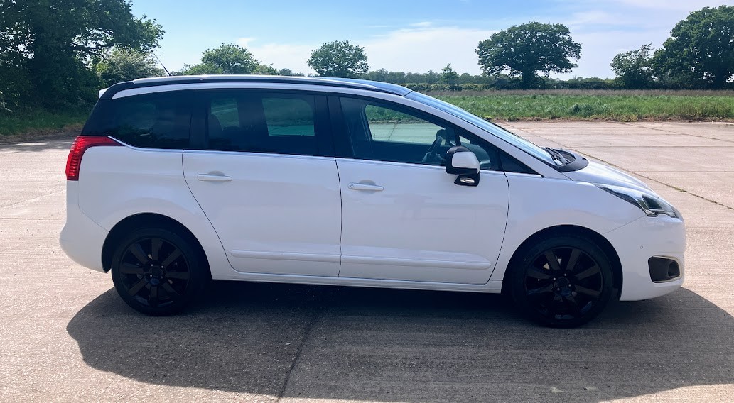 2016 Peugeot 5008 1.6 BlueHDi Allure Automatic, exterior view 2