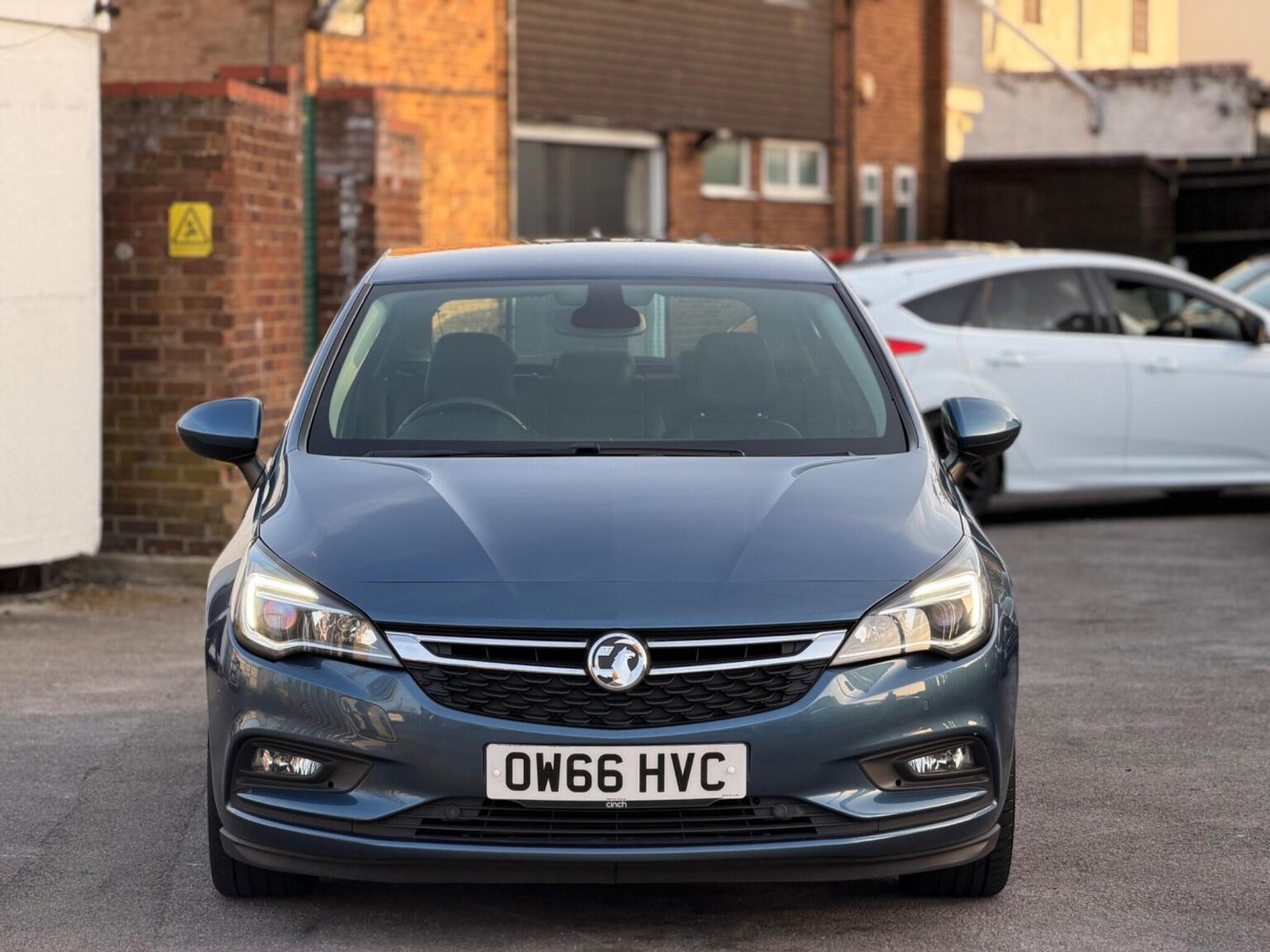 2017 Vauxhall ASTRA 1.6 CDTi ecoFLEX Elite Nav Euro 6 (s/s) 5dr, exterior view 4