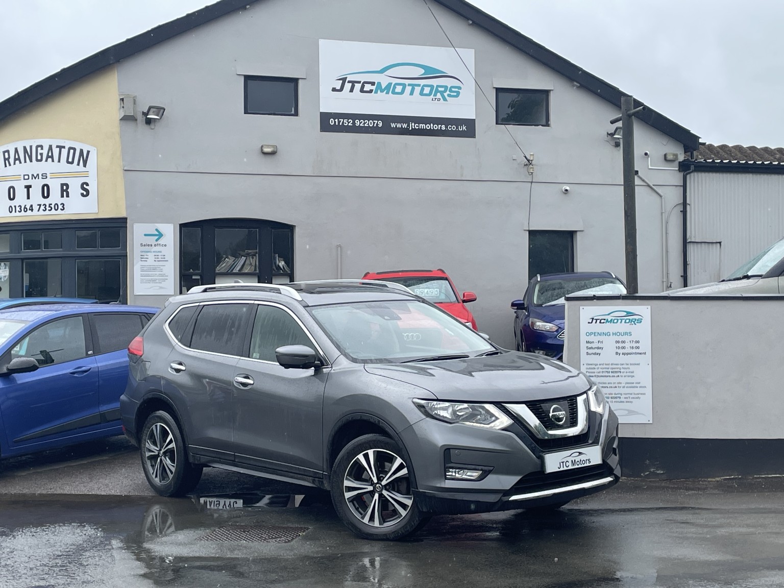 2017 Nissan X-TRAIL 1.6 dCi N-Connecta 5dr [7 Seat] Man, diesel, silver + 1 owner for sale, exterior front view