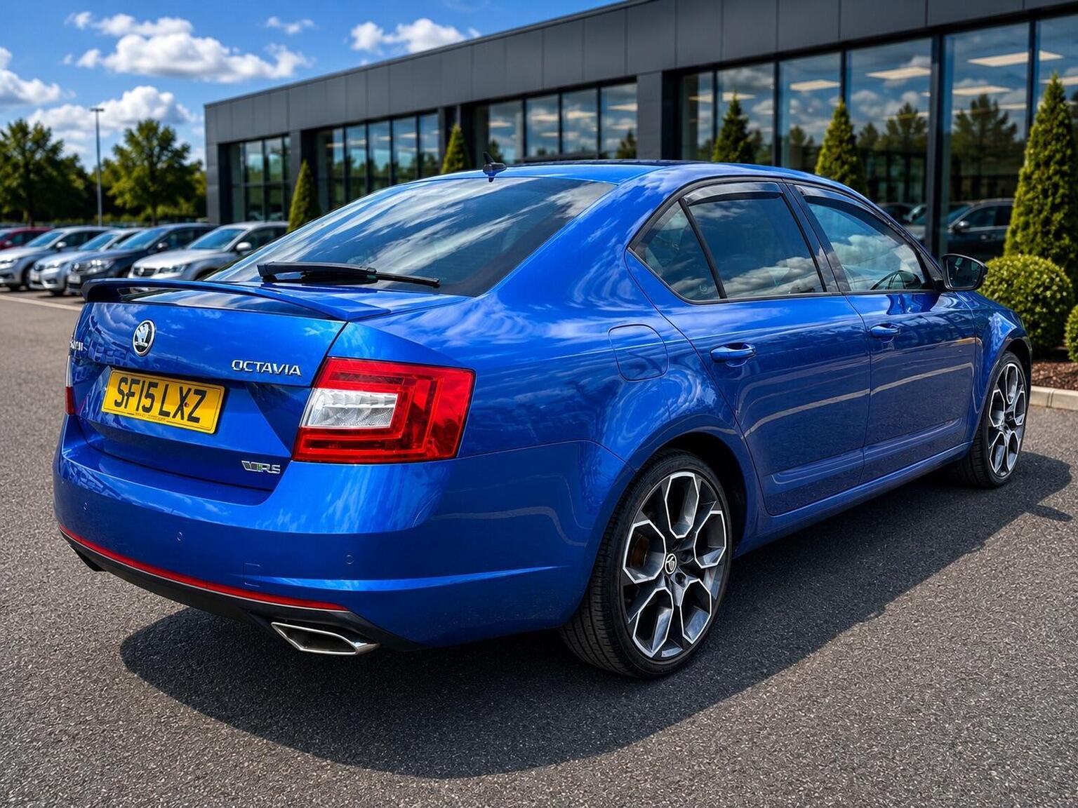 2015 Skoda OCTAVIA 2.0 TDI vRS Euro 6 (s/s) 5dr (SNav), exterior view 4