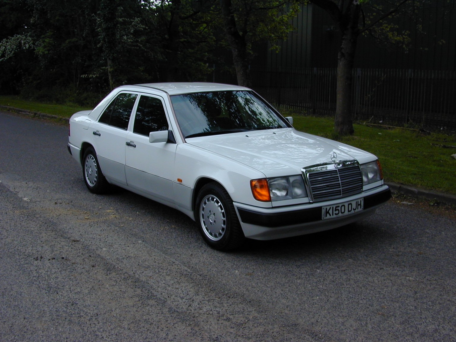 1993 MERCEDES-BENZ 200 Ref 8787 - Mercedes Benz W124 200e Automatic Saloon  (RHD - UK Car)