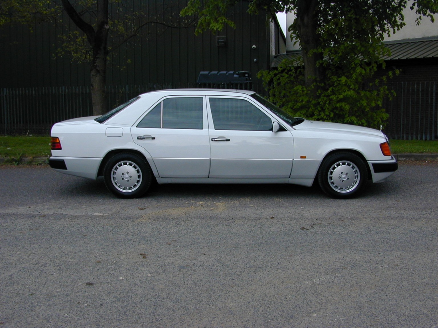 1993 Mercedes-Benz 200 Ref 8787 - Mercedes Benz W124 200e Automatic Saloon  (RHD - UK Car), exterior view 2