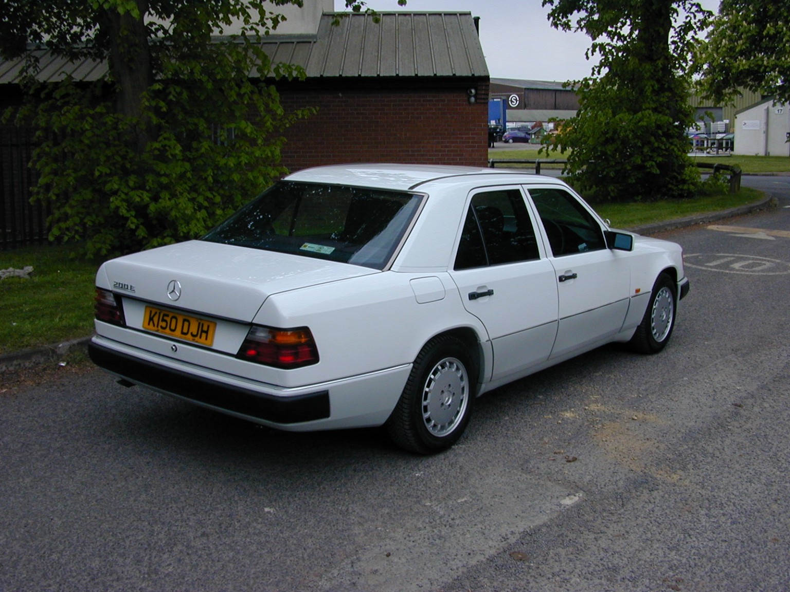 1993 Mercedes-Benz 200 Ref 8787 - Mercedes Benz W124 200e Automatic Saloon  (RHD - UK Car), exterior view 3