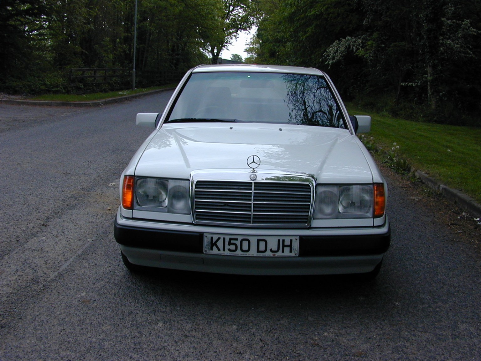 1993 Mercedes-Benz 200 Ref 8787 - Mercedes Benz W124 200e Automatic Saloon  (RHD - UK Car), exterior view 4
