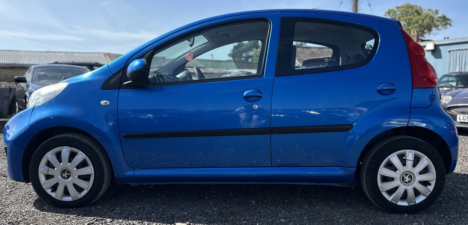 2011 Peugeot 107 1.0 12V Urban, exterior view 4