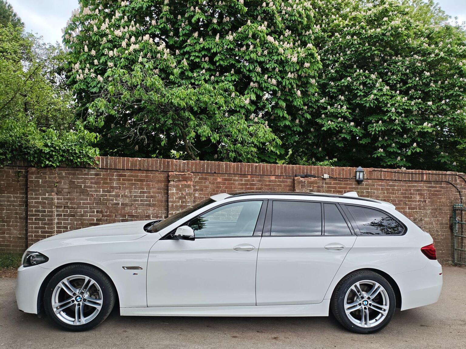 2014 BMW 5 SERIES 2.0 520i M Sport Touring Auto Euro 6 (s/s) 5dr, exterior view 3