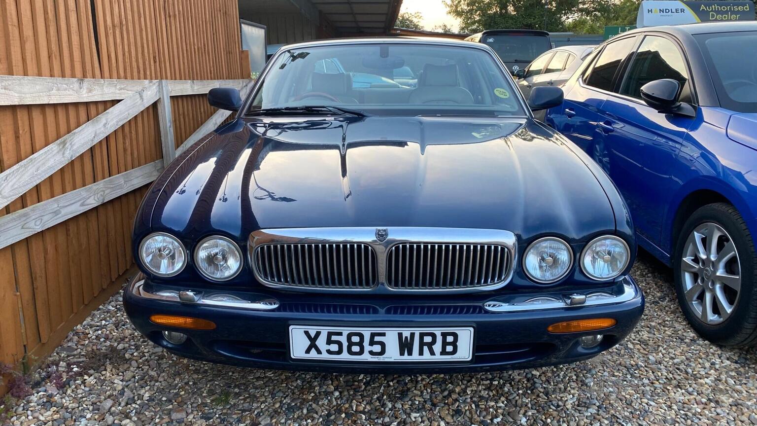 2000 Jaguar XJ 4.0 Sovereign LWB Saloon 4dr, exterior view 2