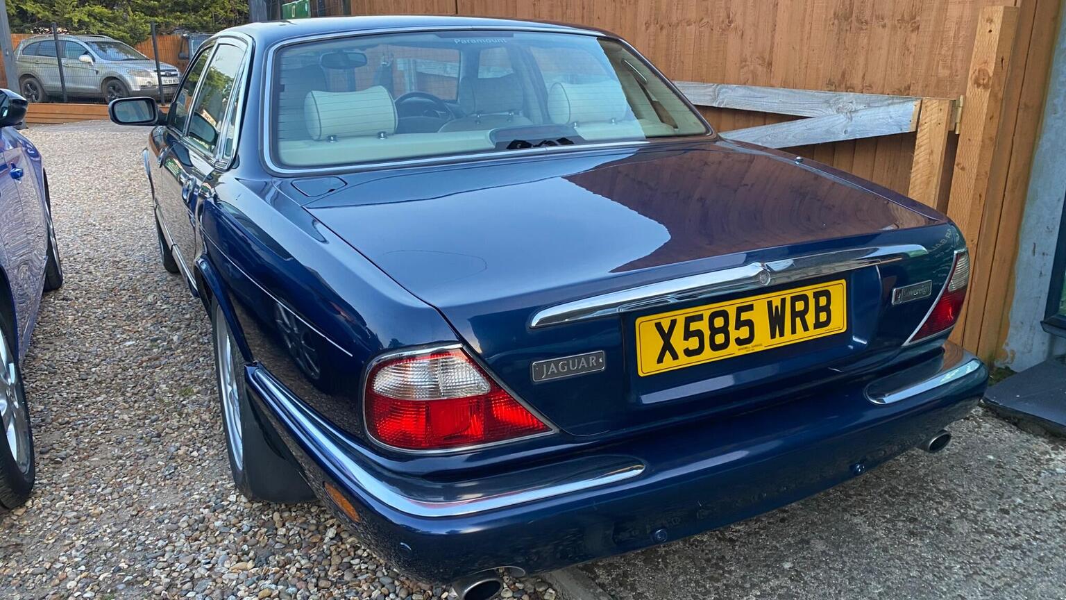 2000 Jaguar XJ 4.0 Sovereign LWB Saloon 4dr, exterior view 3
