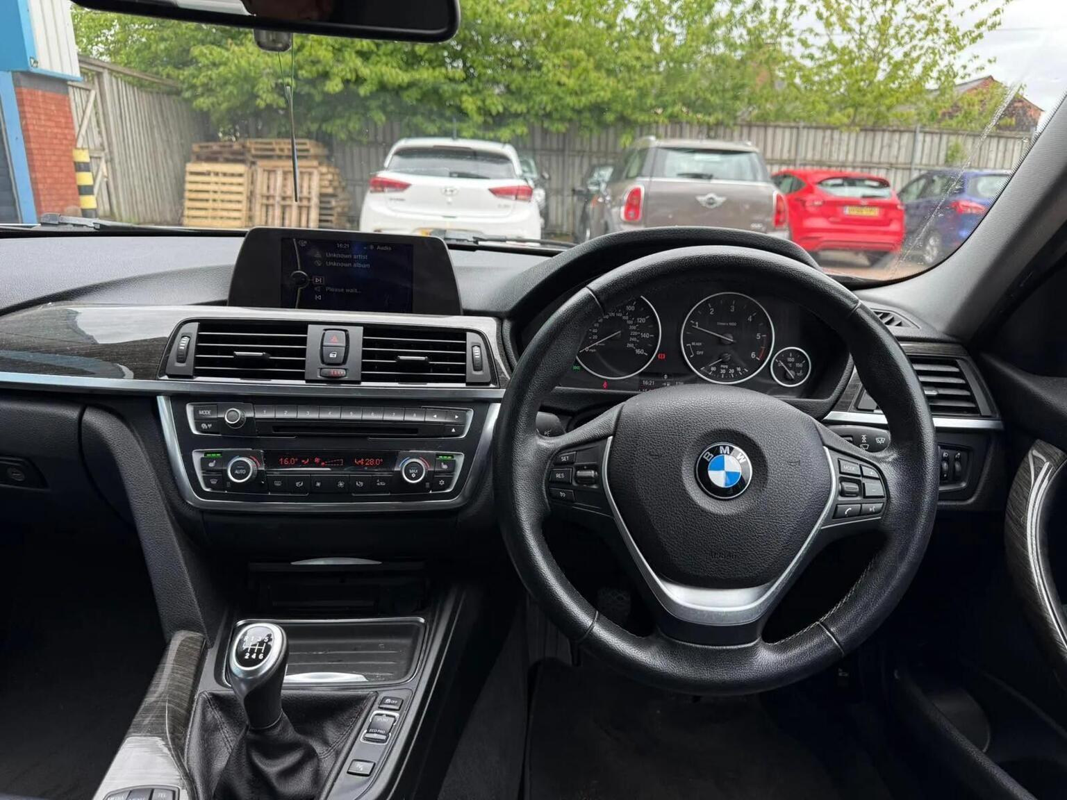 2012 BMW 3 SERIES 2.0 318d Luxury Euro 5 (s/s) 4dr, exterior view 3