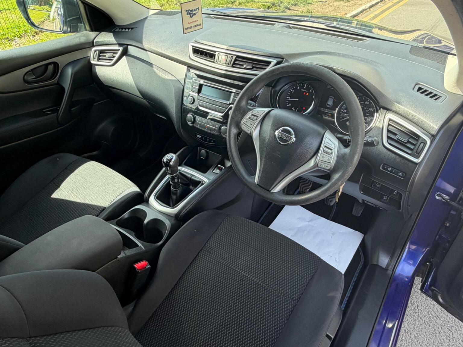 2015 Nissan QASHQAI 1.2 DIG-T Visia 2WD Euro 5 (s/s) 5dr, exterior view 2