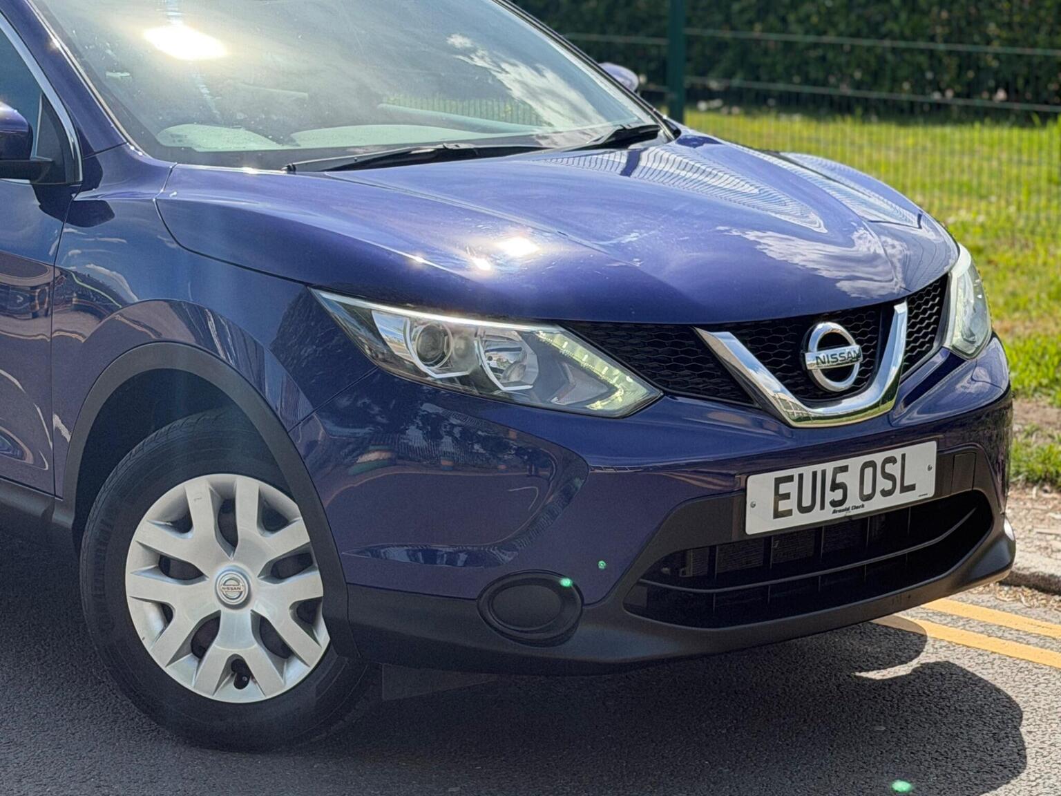 2015 Nissan QASHQAI 1.2 DIG-T Visia 2WD Euro 5 (s/s) 5dr, exterior view 3
