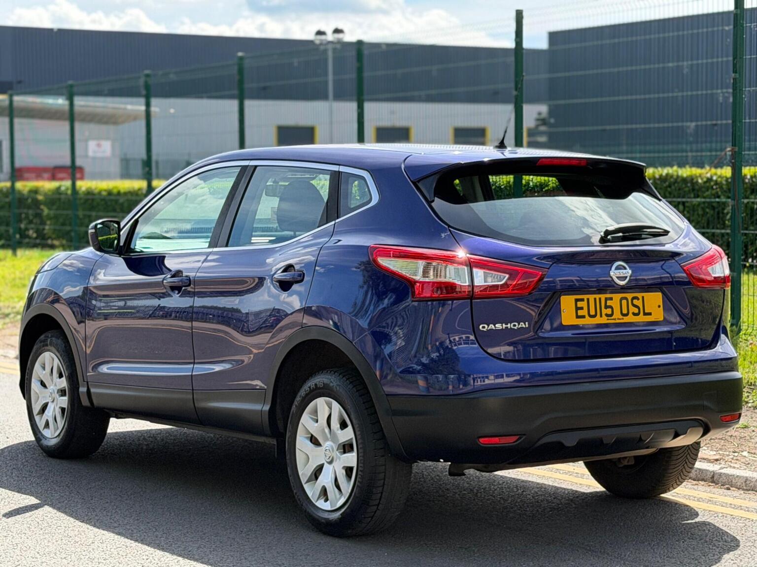 2015 Nissan QASHQAI 1.2 DIG-T Visia 2WD Euro 5 (s/s) 5dr, exterior view 4