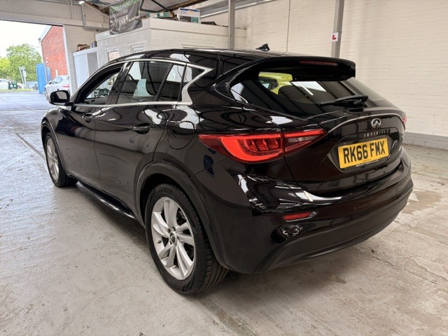 2016 Infiniti Q30 1.5 d Business Executive, exterior view 3