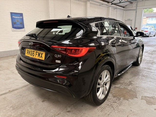 2016 Infiniti Q30 1.5 d Business Executive, exterior view 4