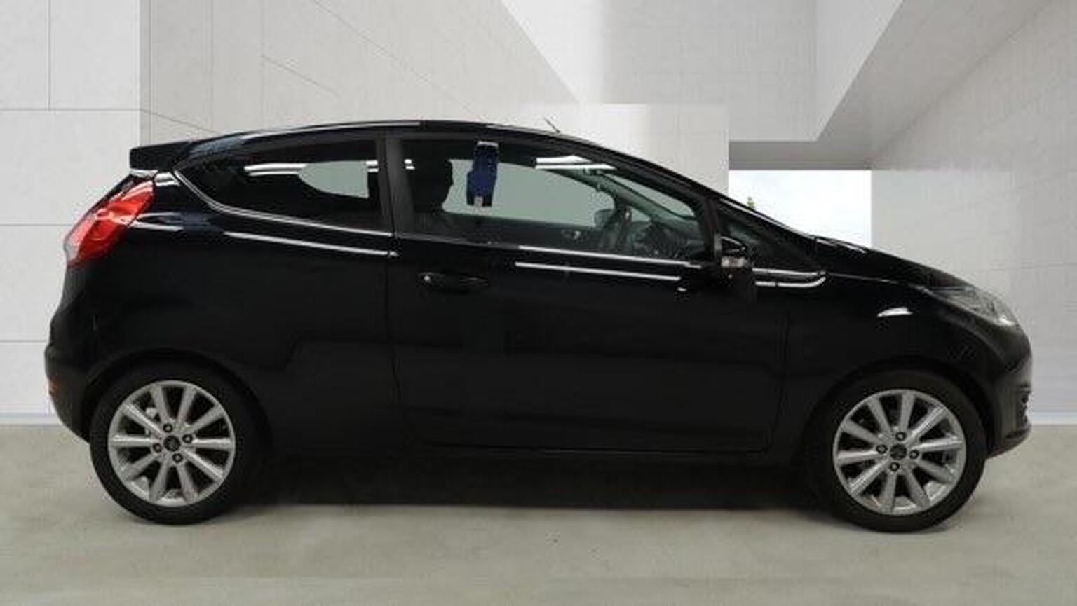 2016 Ford FIESTA 1.0T EcoBoost Titanium Euro 6 (s/s) 3dr, exterior view 2