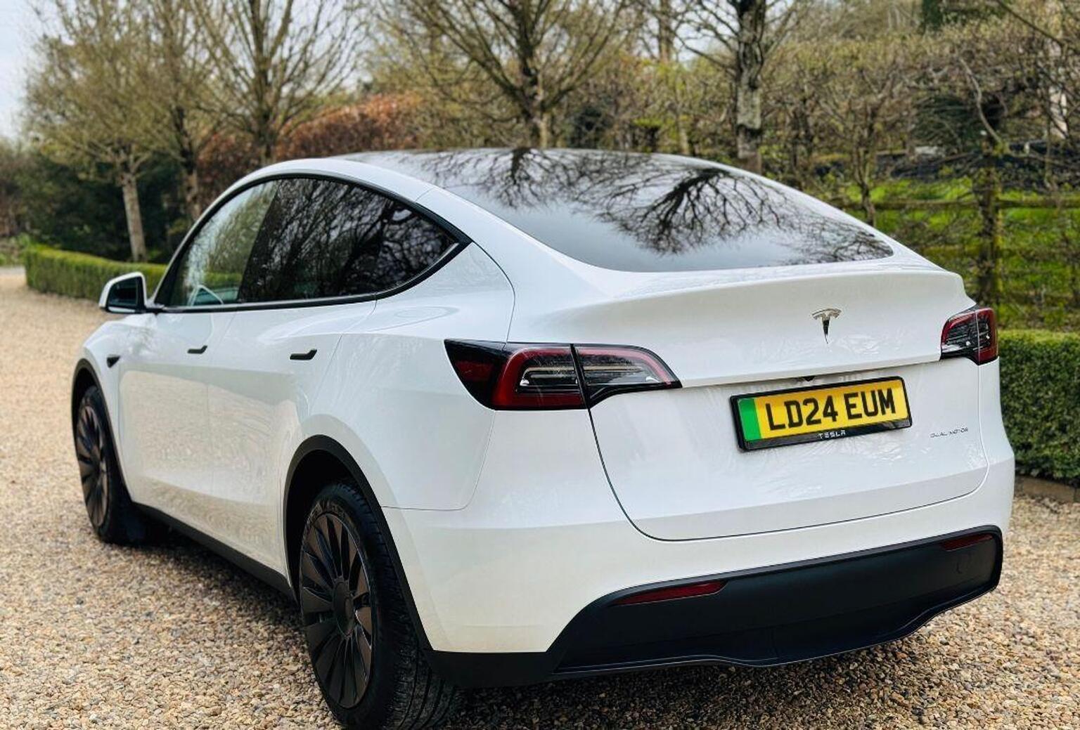 2024 Tesla MODEL Y (Dual Motor) Long Range Auto 4WDE 5dr, exterior view 4