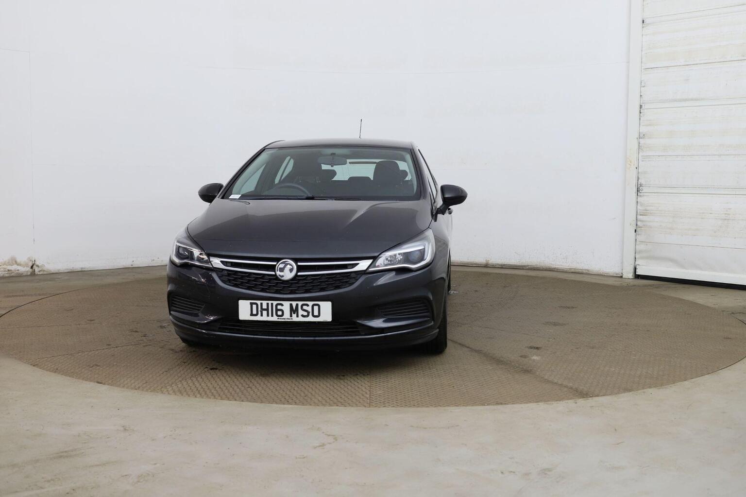 2016 Vauxhall ASTRA 1.0i Turbo ecoFLEX Design Euro 6 (s/s) 5dr, exterior view 2