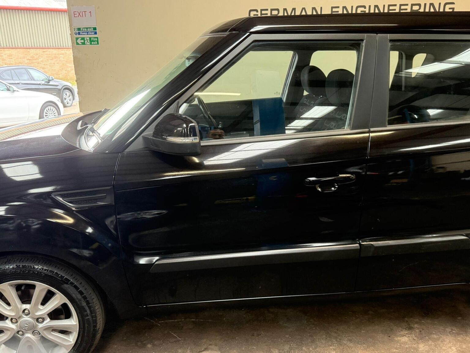 2014 Kia SOUL 1.6 CRDi 2 Auto Euro 5 5dr, exterior view 4
