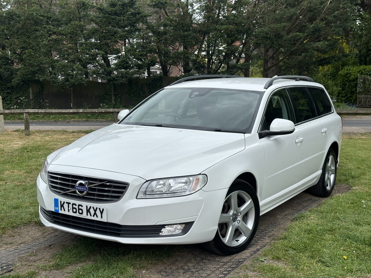 2017 Volvo V70 2.4 SE Nav Business Edition D4 AWD, exterior view 2