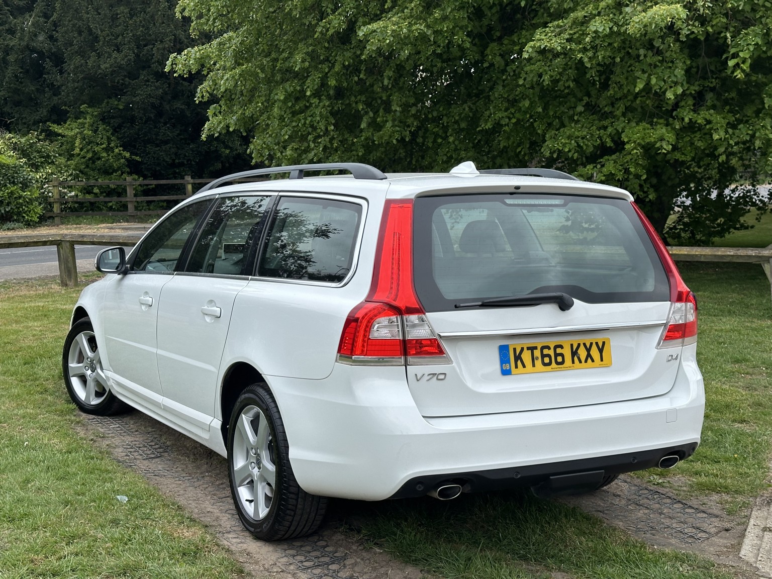 2017 Volvo V70 2.4 SE Nav Business Edition D4 AWD, exterior view 3