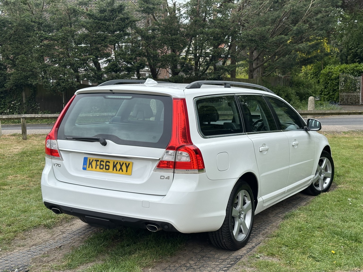 2017 Volvo V70 2.4 SE Nav Business Edition D4 AWD, exterior view 4