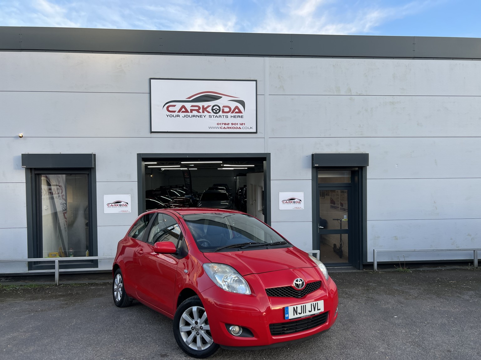 2011 Toyota YARIS 1.3 Dual VVT-i T Spirit, exterior view 3