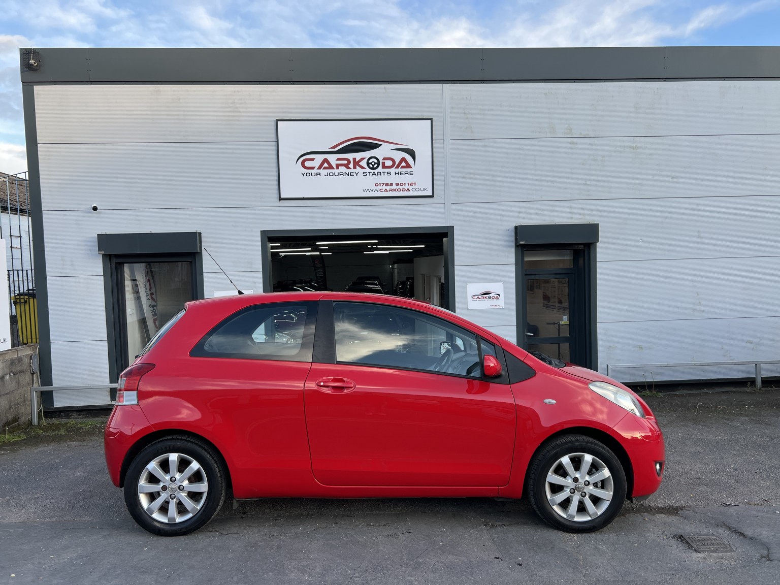 2011 Toyota YARIS 1.3 Dual VVT-i T Spirit, exterior view 4