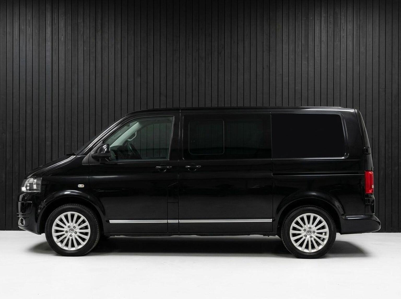 2013 Volkswagen CARAVELLE 2.0 BiTDI BlueMotion Tech Executive DSG 4Motion Euro 5 (s/s) 5dr, exterior view 4
