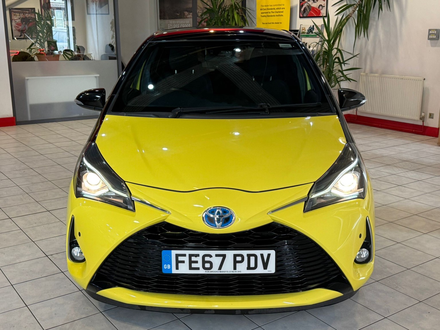 2017 Toyota YARIS 1.5 VVT-h Yellow Bi-Tone Limited Edition, exterior view 3