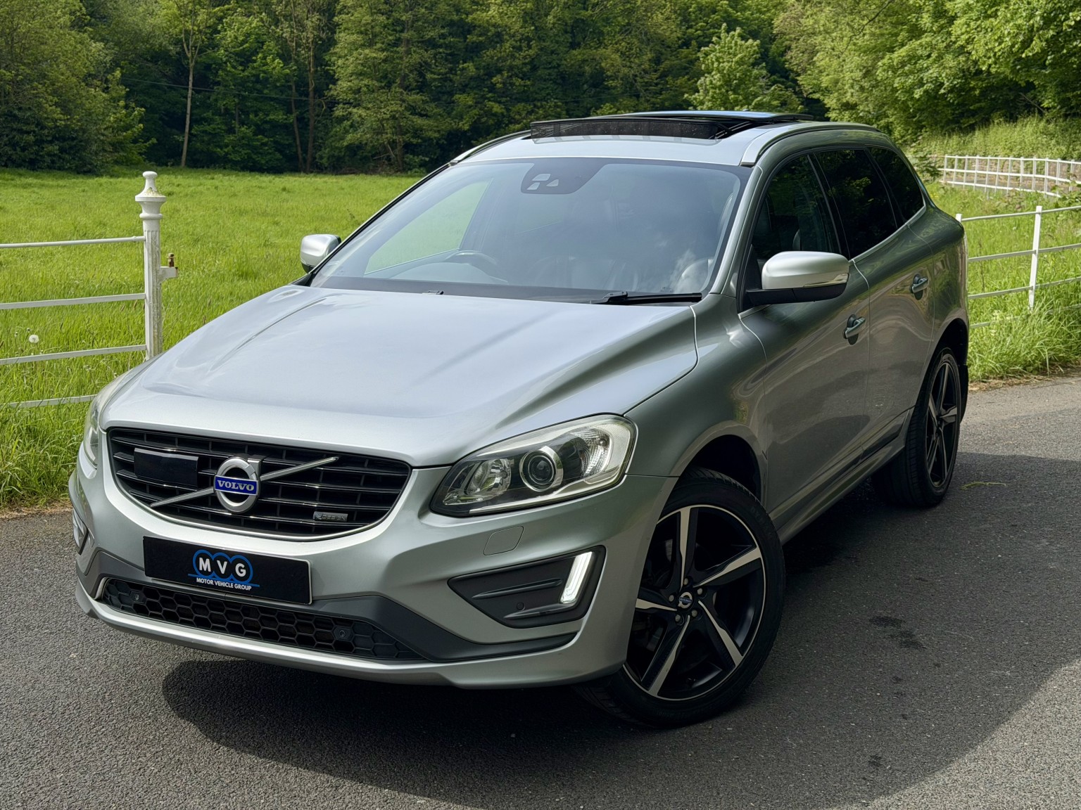 2015 Volvo XC60 2.0 R-Design Lux Nav Geartronic D4  (181hp) for sale, exterior front view