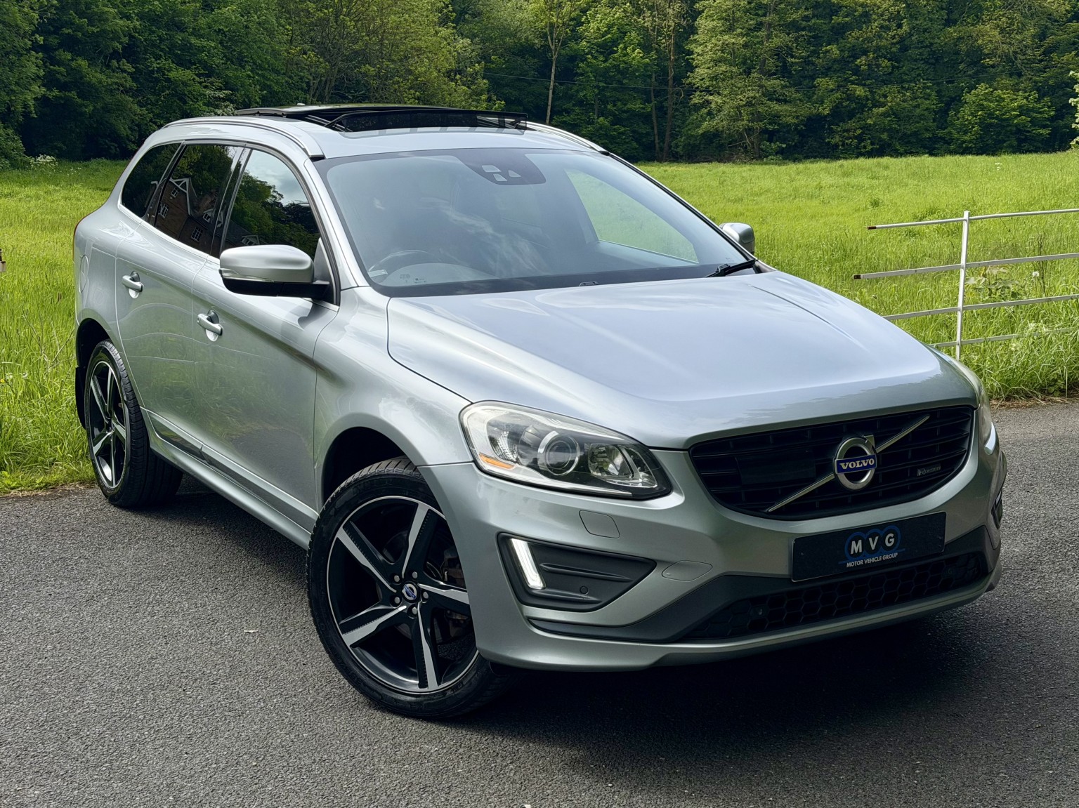 2015 Volvo XC60 2.0 R-Design Lux Nav Geartronic D4  (181hp), exterior view 2