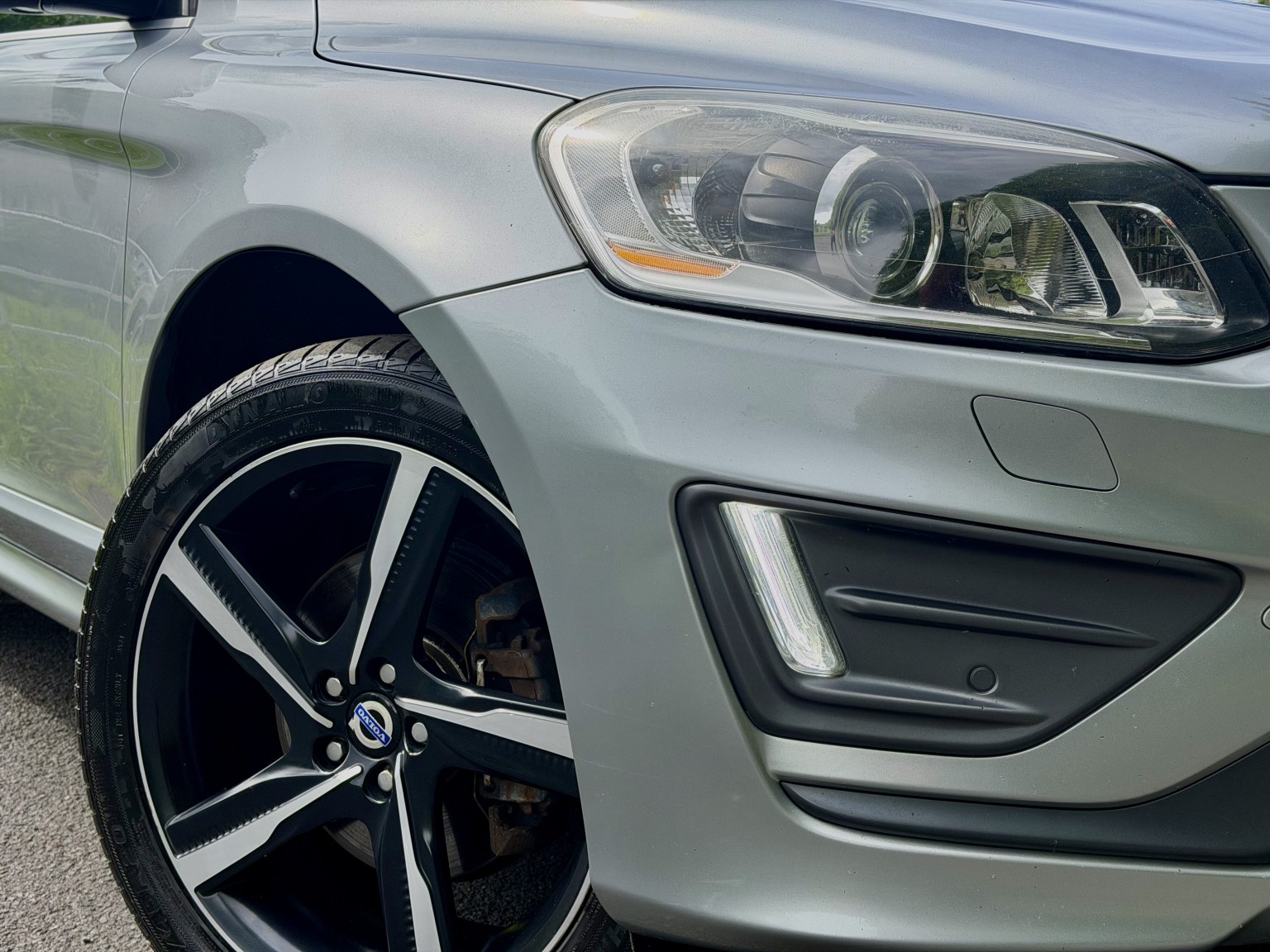2015 Volvo XC60 2.0 R-Design Lux Nav Geartronic D4  (181hp), exterior view 3