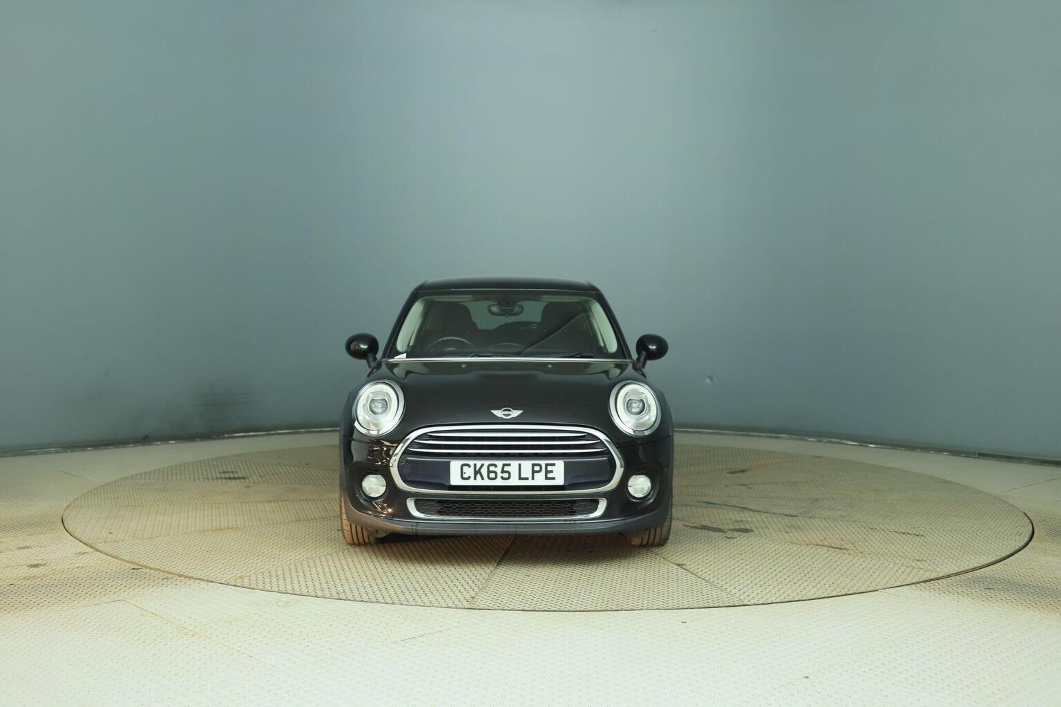 2015 MINI HATCH 1.5 Cooper Euro 6 (s/s) 5dr, exterior view 2