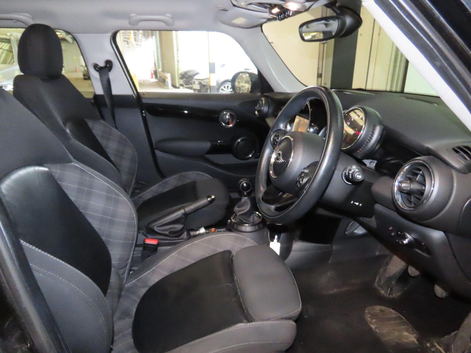 2015 MINI HATCH 1.5 Cooper Euro 6 (s/s) 5dr, exterior view 4