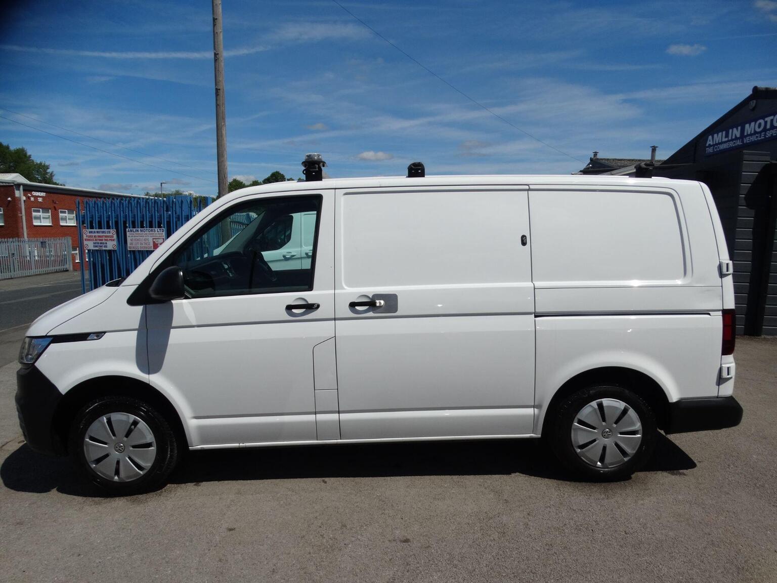 2024 Volkswagen TRANSPORTER 2.0 TDI T30 Startline FWD SWB Euro 6 (s/s) 5dr, exterior view 4