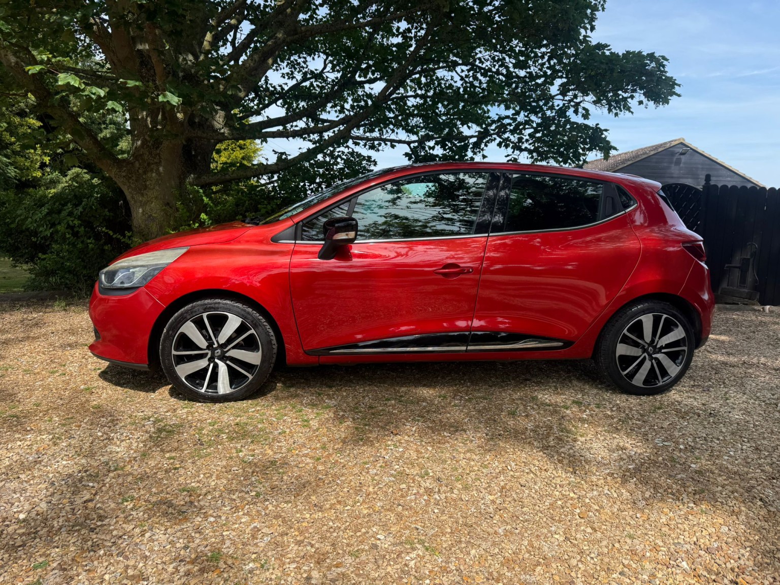 2014 Renault CLIO 1.5 Dynamique S MediaNav dCi 90 EDC Auto, exterior view 2