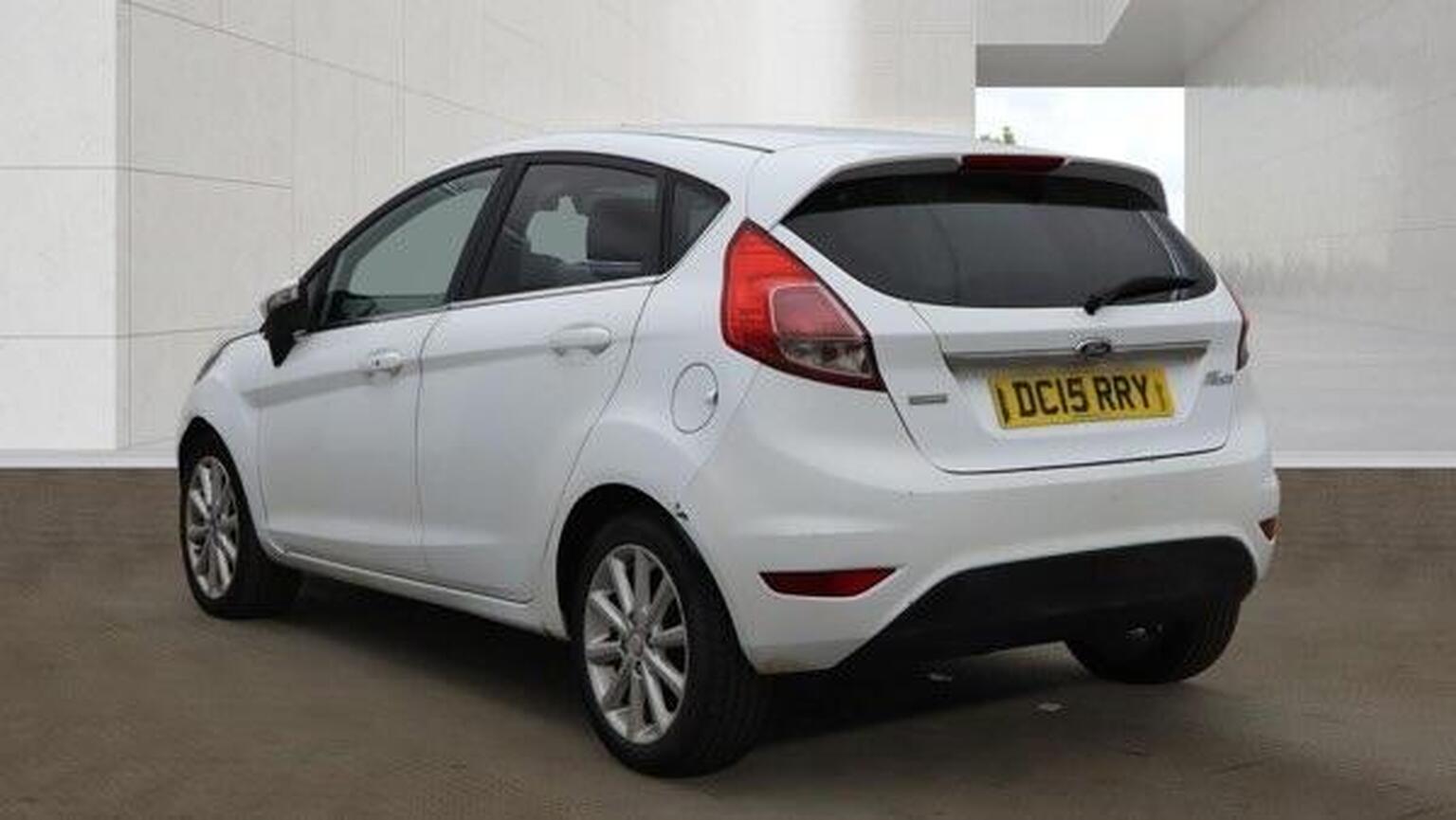 2015 Ford FIESTA 1.0T EcoBoost Titanium Euro 6 (s/s) 5dr, exterior view 3