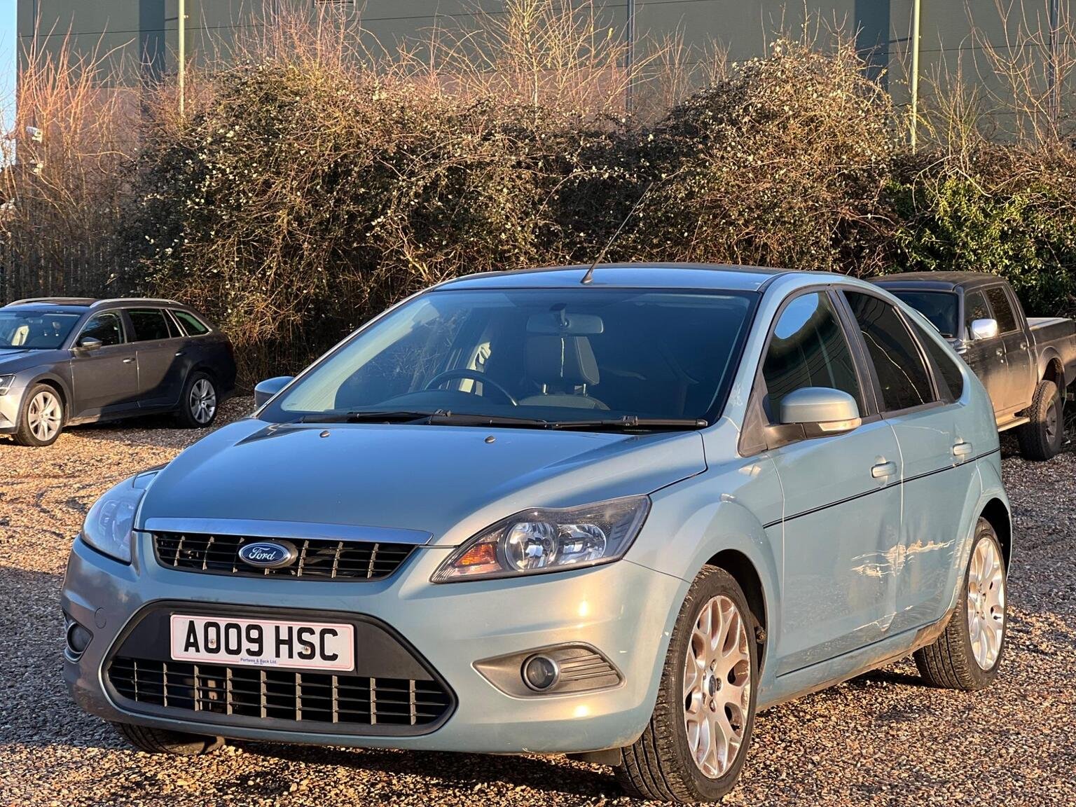 2009 Ford FOCUS 1.6 Zetec 5dr, exterior view 3