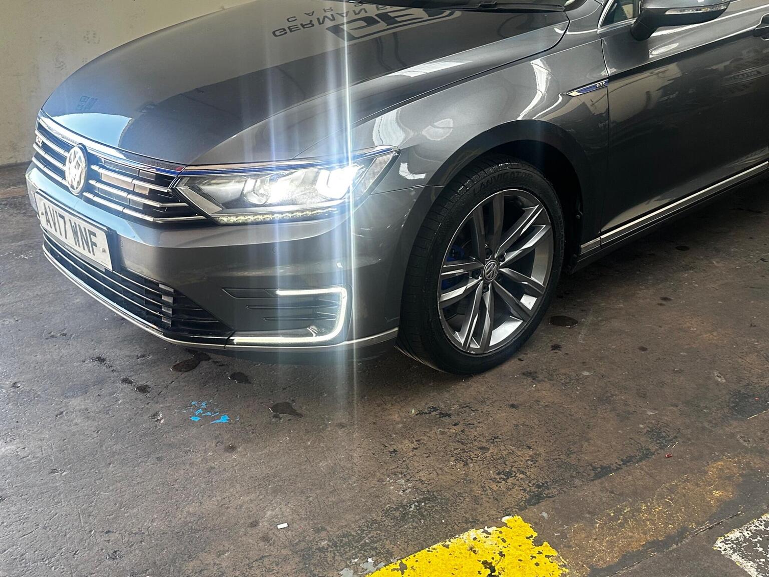 2017 Volkswagen PASSAT 1.4 TSI GTE DSG Euro 6 (s/s) 4dr, exterior view 2