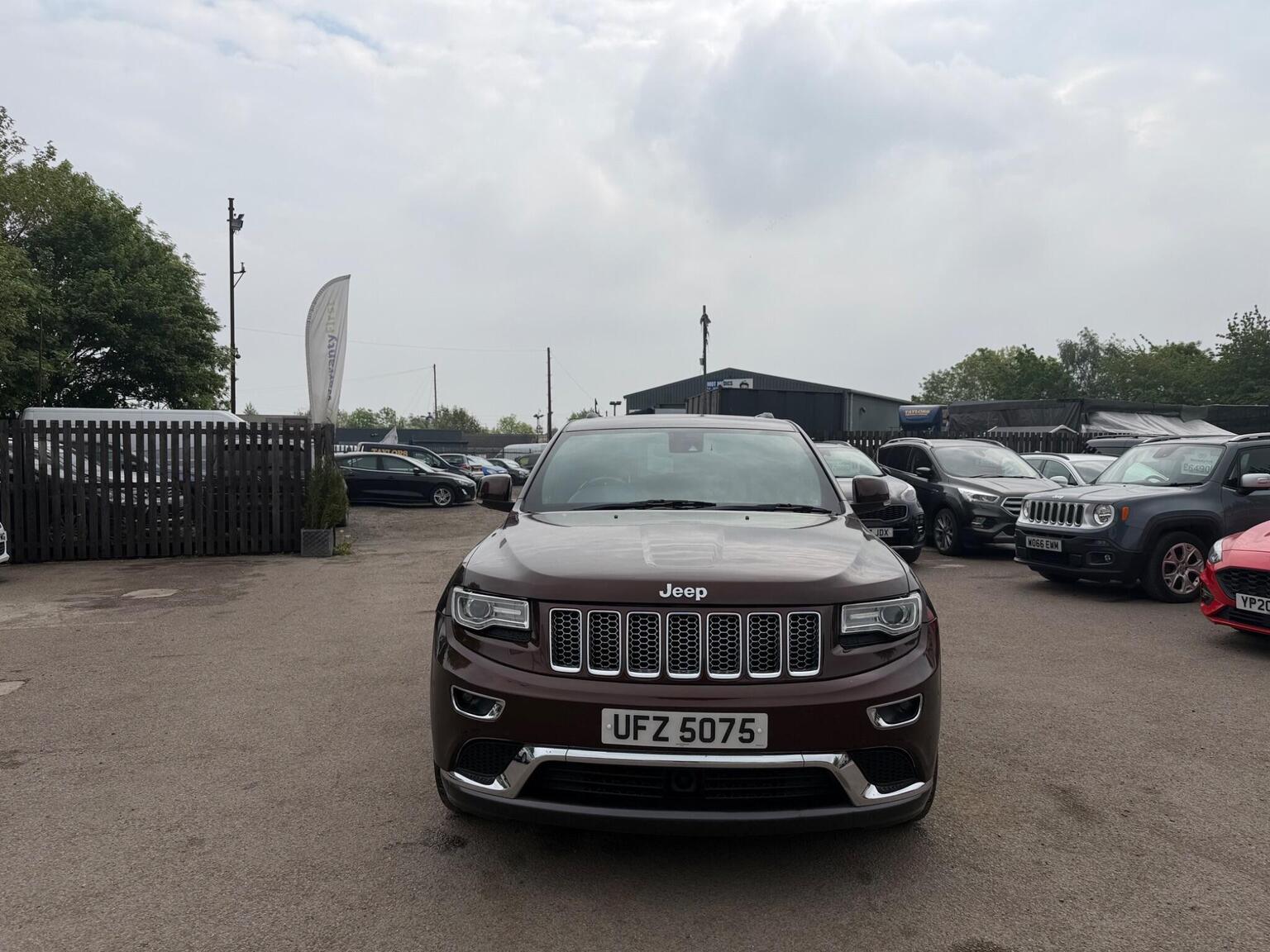 2014 Jeep GRAND CHEROKEE 3.0 V6 CRD Summit Auto 4WD Euro 5 5dr, exterior view 2